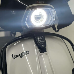 Originele koplampunit Piaggio met hoge kwaliteit LED Angel Eye ring met witte verlichting. Plug-and-play te monteren door aansluiten direct op de originele kabelboom. | Vespa Sprint 4T 3V ('18-) / iGET