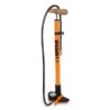 Fietspomp Beta met manometer voor alle type ventielen in oranje. Tot max. 12 bar / 180 psi.