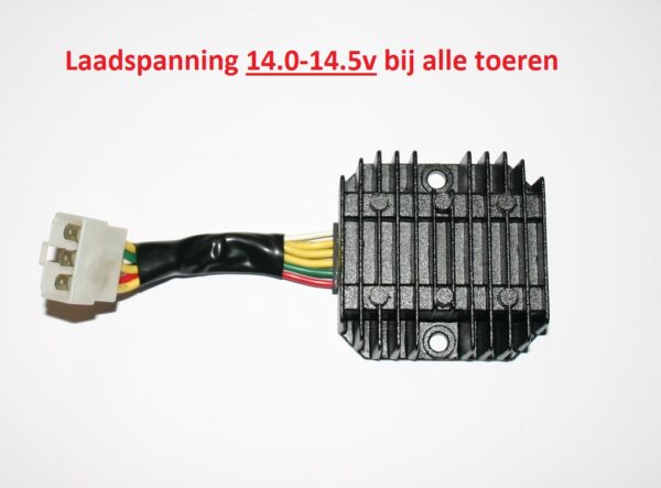 Spanningsregelaar met laadspanning tussen 14.0-14.5v  bij alle toeren. Lost het laadprobleem op en garandeert betere prestaties van de motor. Geschikt voor Piaggio Zip / Vespa Sprint / Primavera 4T 3V iGET E4 / E5.